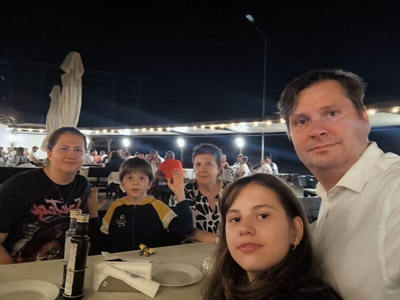 File:Seaside 2026 Dinner Family.jpg